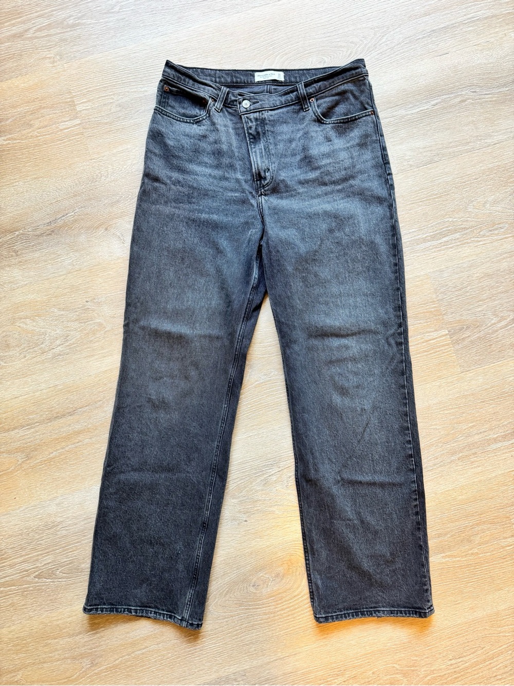 Abercrombie & Fitch ‘90s Relaxed Jean High Rise